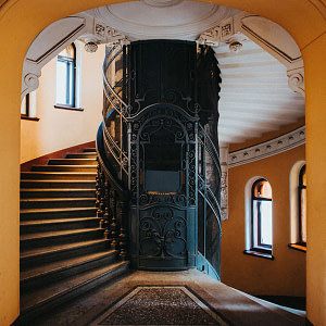 Instalar ascensor en el hueco de una escalera
